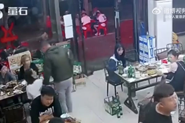 中国の焼肉店で女性が９人の男から暴行、SNS上で怒りの声