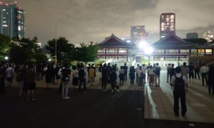 増上寺で安倍元首相の通夜　夜まで絶え間なく続く人々の弔問