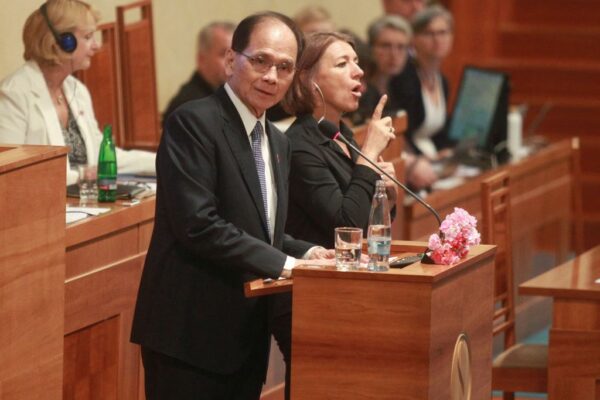 議場はスタンディングオベーション　台湾議長がチェコで演説「私は台湾人、私はチェコ人」