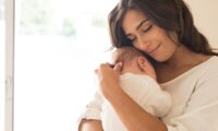 妊娠23週で生まれた赤ちゃん　母親の暖かい抱擁が命をつなぎとめる