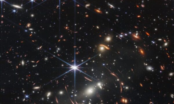 NASA、46億年前の銀河団の画像公開　