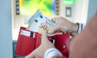 事情通に聞いてみた　海外旅行で現金とカードのどちらを使うべき？