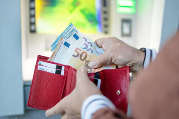 事情通に聞いてみた　海外旅行で現金とカードのどちらを使うべき？