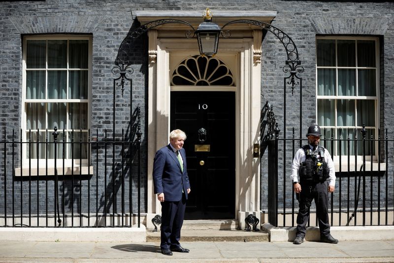 ジョンソン英首相、続投表明　40人以上が役職辞任し退陣圧力強まる