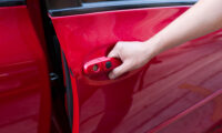 テキサス州の女性　車のドアの取っ手に挟まれた紙ナプキンを触り、中毒症状を起こす