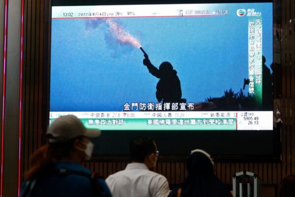 中国の弾道ミサイル5発がＥＥＺ内に落下、外交ルート通じ抗議＝岸防衛相