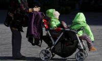 焦点：「中国で産みたくない」、ゼロコロナで出生数減少に拍車