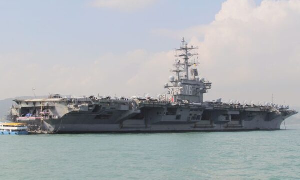米海軍、台湾東方に艦艇4隻を配備