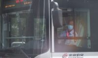 中国北京、バス運転手に電子ブレスレット装着要求　党大会前で監視強化