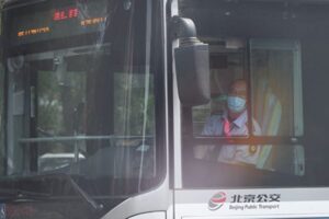 中国北京、バス運転手に電子ブレスレット装着要求　党大会前で監視強化