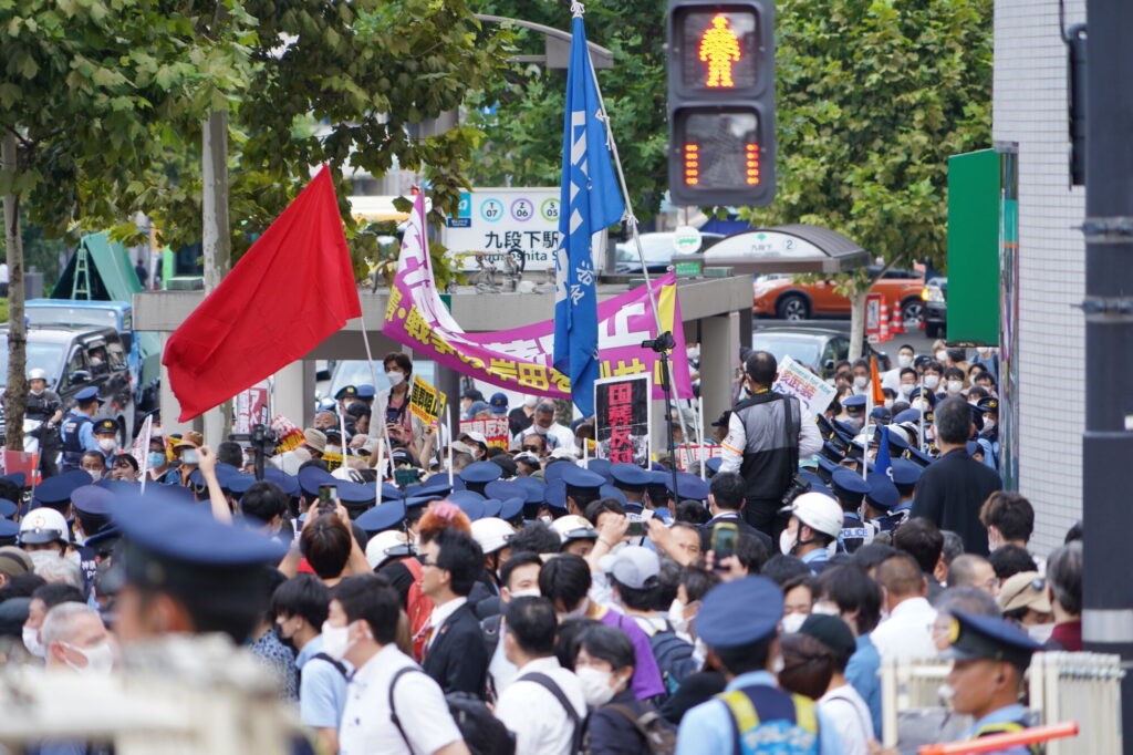 国葬反対派、赤旗かかげデモ活動…警察は厳重警戒