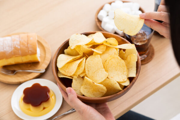 研究：超加工食品の食べ過ぎは認知症のリスクを高める