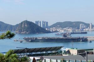 米空母打撃群が韓国の釜山に入港、北朝鮮抑止へ軍事力誇示