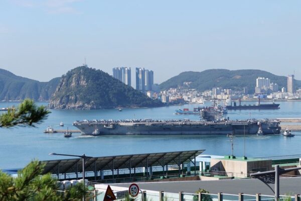 米空母打撃群が韓国の釜山に入港、北朝鮮抑止へ軍事力誇示