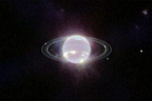 史上最もシャープな画像でとらえた海王星の環 = ウェッブ宇宙望遠鏡