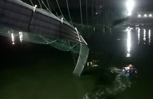 インドでつり橋崩落、80人超が死亡　祝祭で多くの観光客