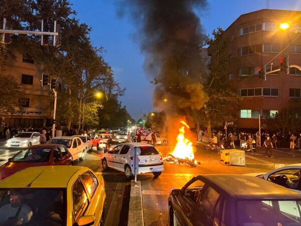 イランで反政府デモ続く、弾圧激化で死者200人超に