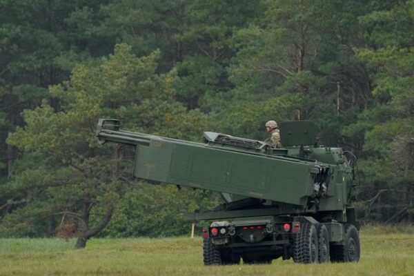 米国防総省、ウクライナに射程150キロの爆弾システム供給案検討