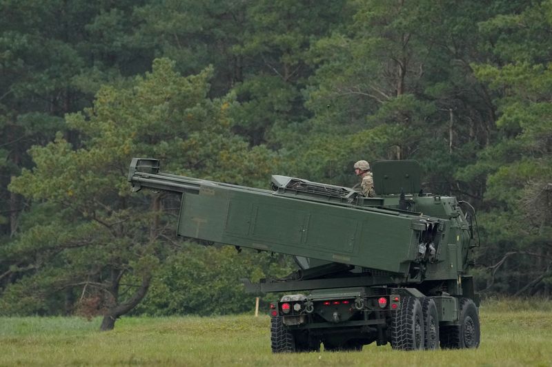 米国防総省、ウクライナに射程150キロの爆弾システム供給案検討