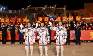 中国が有人宇宙船打ち上げ、独自の宇宙ステーション運用開始