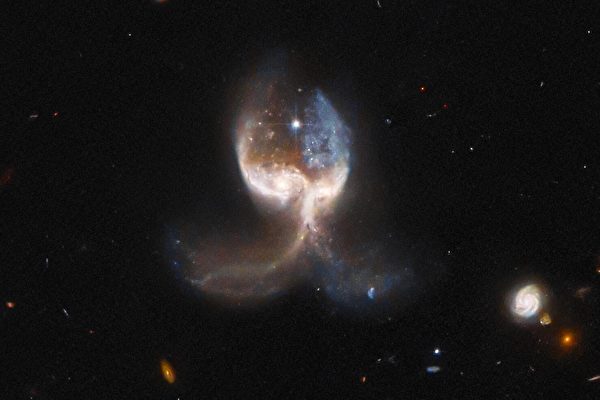 NASA：衝突する二つの銀河「まるで天使の翼のよう」