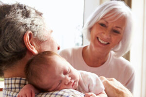 「祖父母は重要な保育者」子供とのコミュニケーションが寿命を延ばす