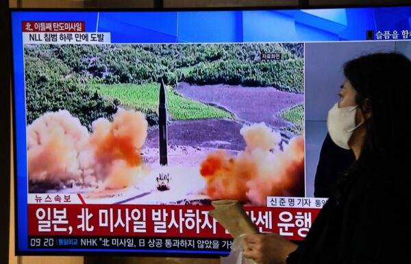 北朝鮮、長距離弾道ミサイルなど3発発射　防衛相「日本列島越えず上空で消失」