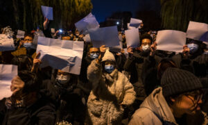 抗議活動が各地で多発、武漢で1万人超　北京でも深夜まで続く