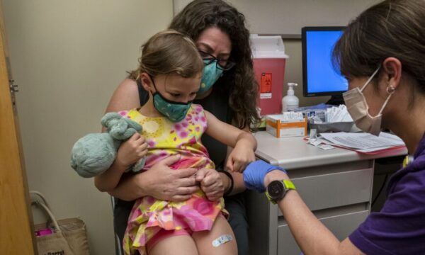 ワクチン未接種の子どもたちは、集団免疫の「唯一の希望」