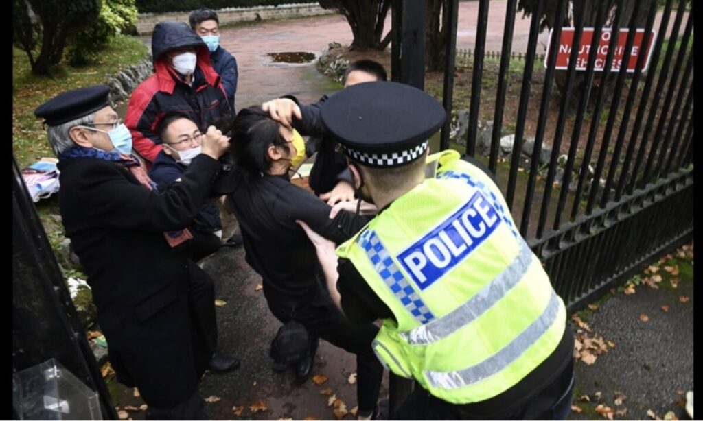 英国警察、中国領事館の引きずり込み事件で「多くの犯罪を確認」