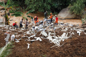 インドネシア地震の死者268人に、子ども多数犠牲　捜索難航