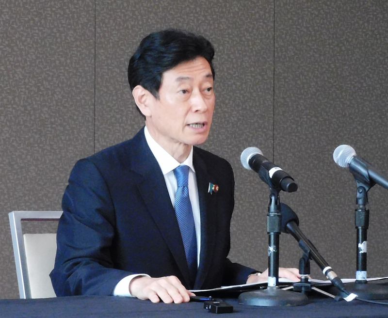 西村経産相、法人税増税は「慎重に」　防衛費の財源で