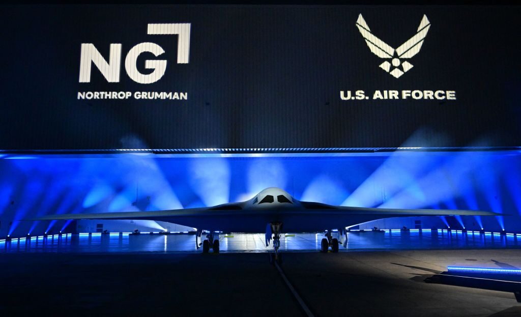 米空軍、新型爆撃機「B-21」初披露　国防長官「米国の優位性の証」