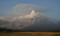 インドネシアのスメル火山が噴火、約2000人避難