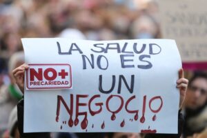 マドリードで数万人がデモ、公的医療を破壊と抗議