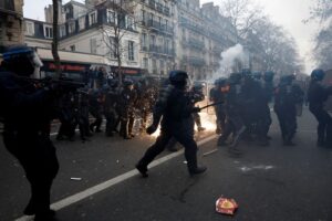 仏、年金改革反対デモに約110万人　労組は月末再実施も予告