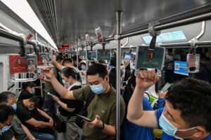 睡魔と闘う女子学生に、優しさを届けた女性　地下鉄内の一コマが語るもの＝上海