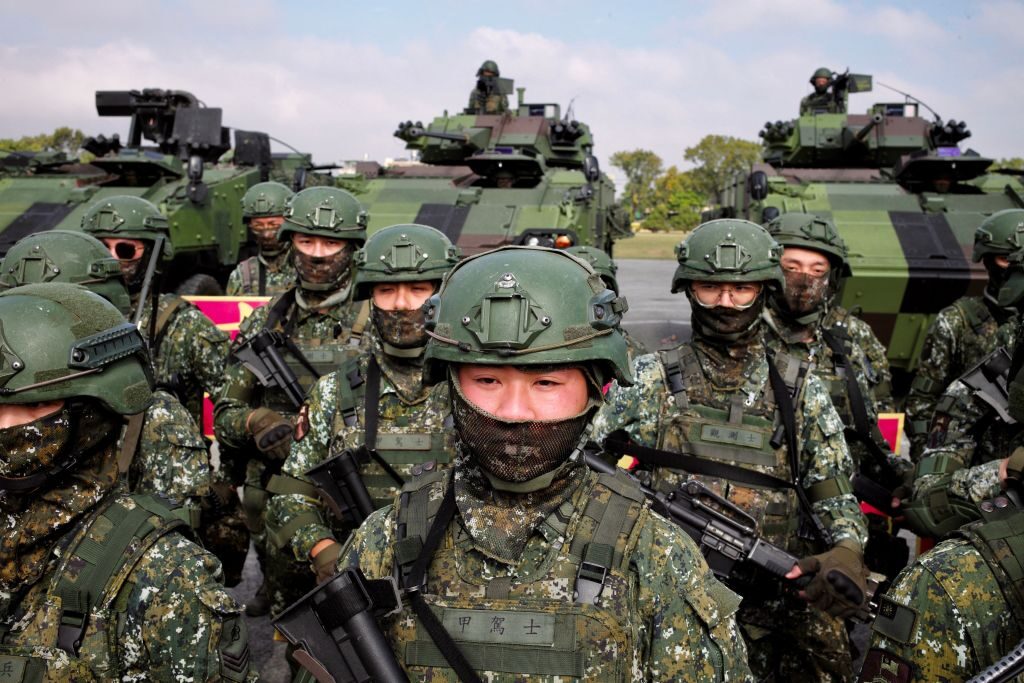 蔡英文総統「平和は空からやってこない」　台湾、義務兵役を1年に延長