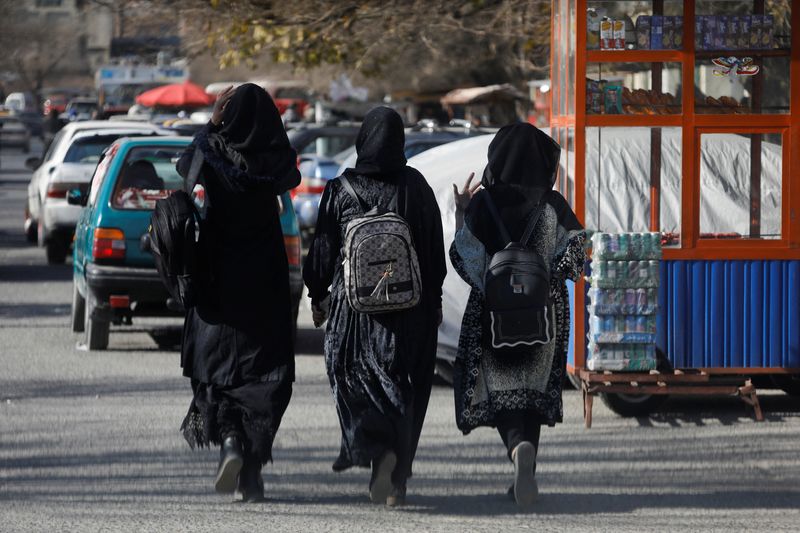 タリバン、女子の私大受験を禁止　教育排除さらに