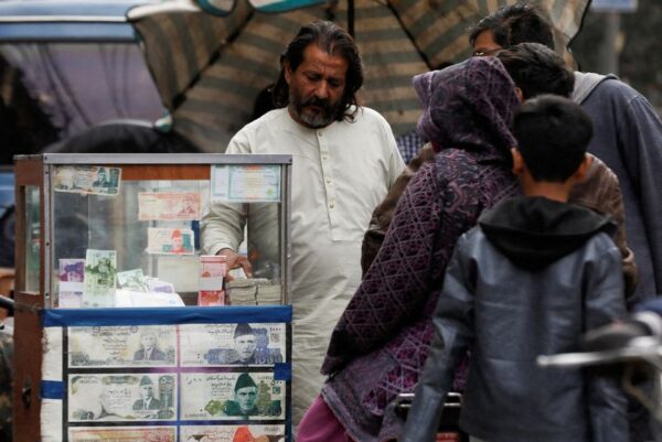 アングル：パキスタン、債務不履行の危機迫る　ＩＭＦ支援が鍵