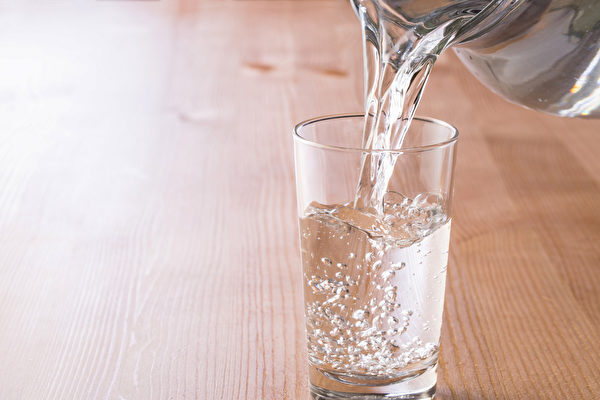 健康的に飲める水の量は？ 研究から分かる1つの要因とは