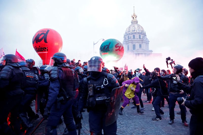 仏全土で127万人が抗議運動、年金改革に反対