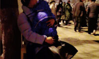 寒風が吹く早朝の北京　幼児を抱く女性は河南省からの陳情者　預金凍結されて