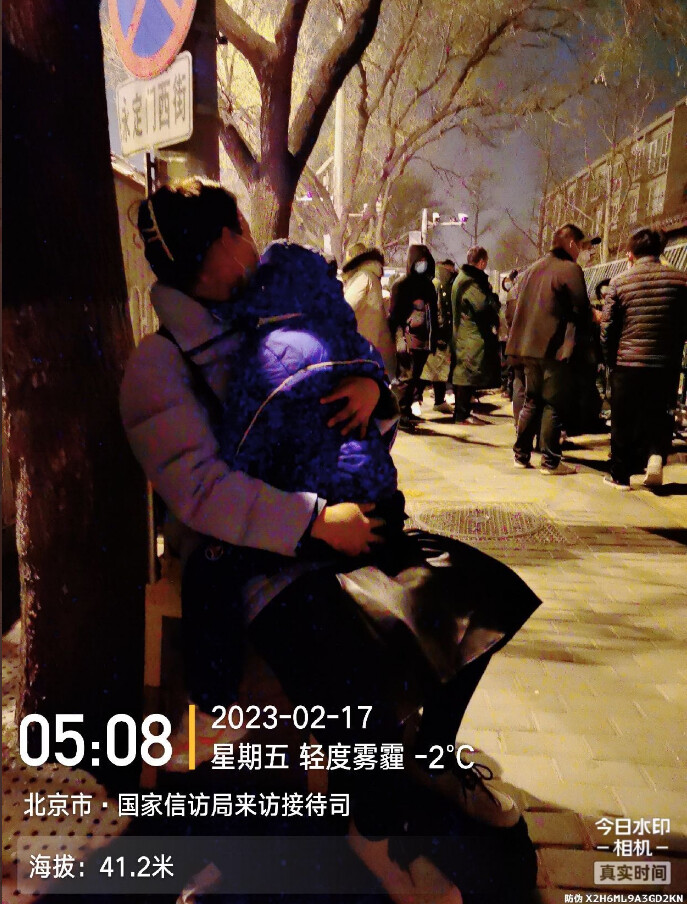 寒風が吹く早朝の北京　幼児を抱く女性は河南省からの陳情者　預金凍結されて