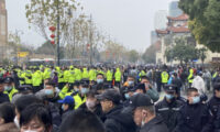 政府庁舎前で大規模抗議デモ、医療保険変更をめぐり＝中国・武漢