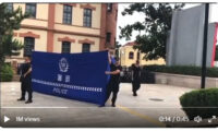 中国警察の「奇妙な訓練」がネットで拡散　自身の恥を隠す「青い布」か