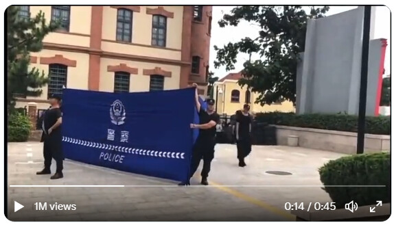 中国警察の「奇妙な訓練」がネットで拡散　自身の恥を隠す「青い布」か