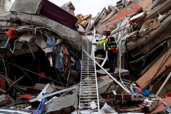 トルコ・シリア地震、死者7800人超える　救助活動難航