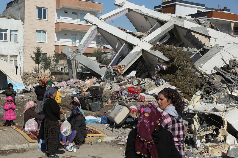 トルコ・シリア地震、死者3.3万人超　トルコは建設業者に法的措置