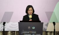 台湾総統、米議員団と会談　「軍事交流を強化」